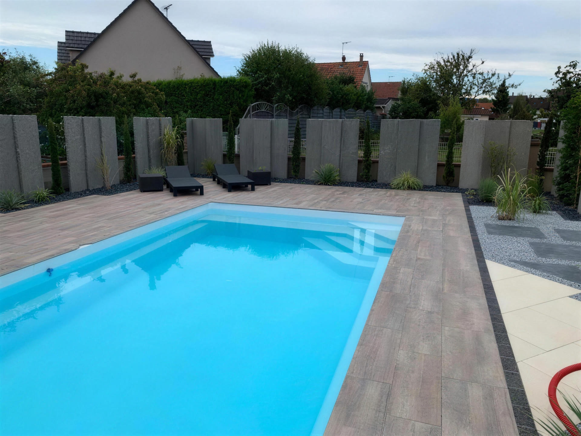 Piscine a coque avec terrasse en dalles, Alsace