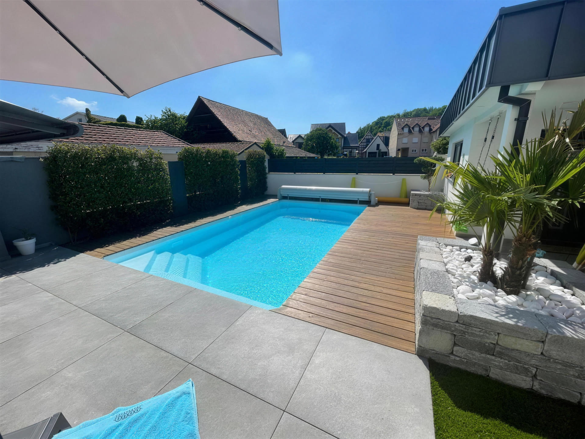 Piscine a coque avec deck bois et palmier