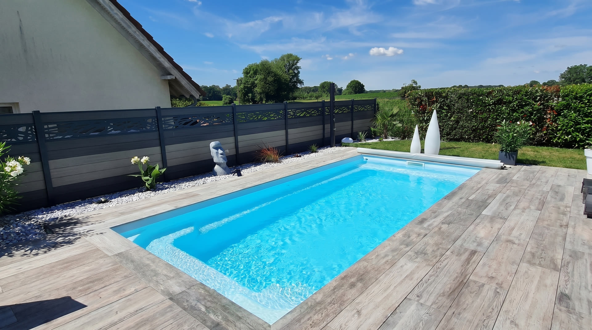 Piscine a coque dans un jardin alsacien soigne