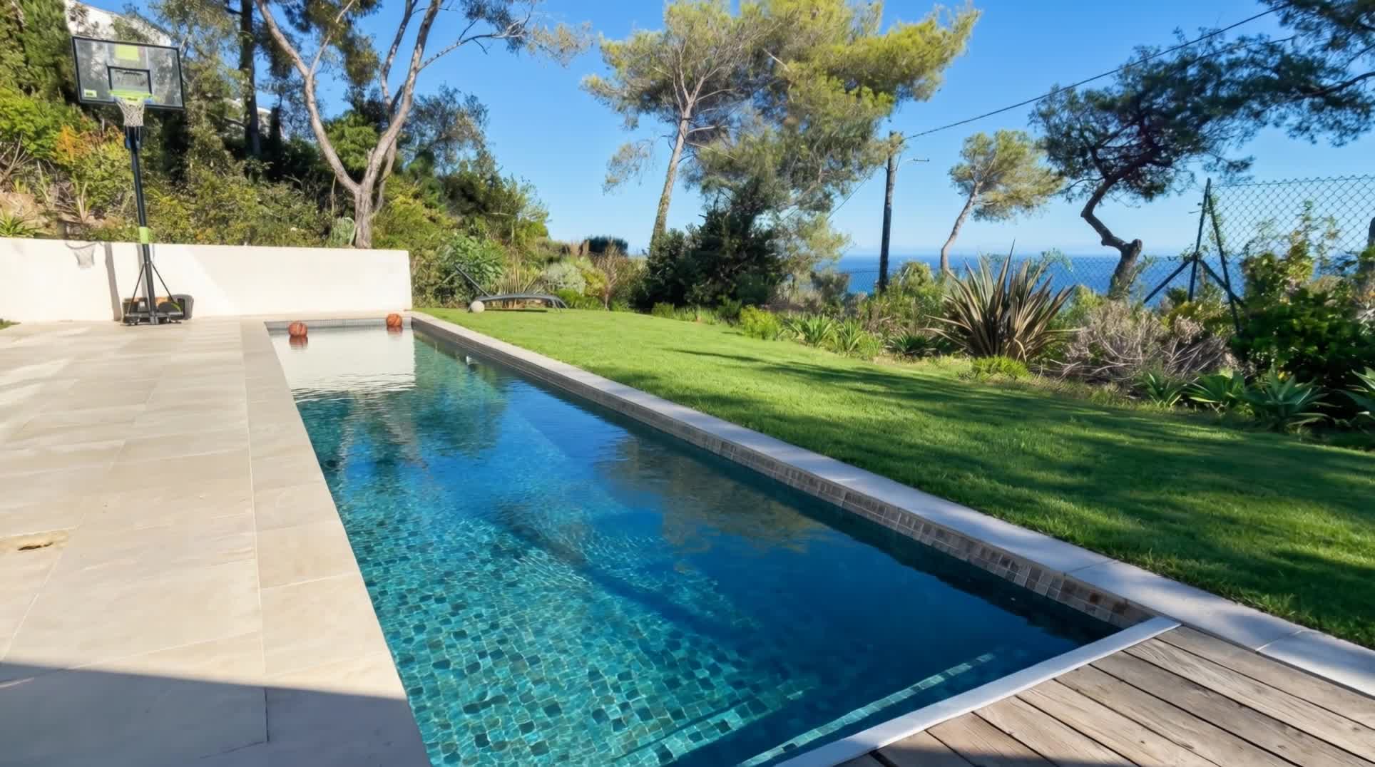 Piscine de villa avec vue Méditerranée, Côte d'Azur