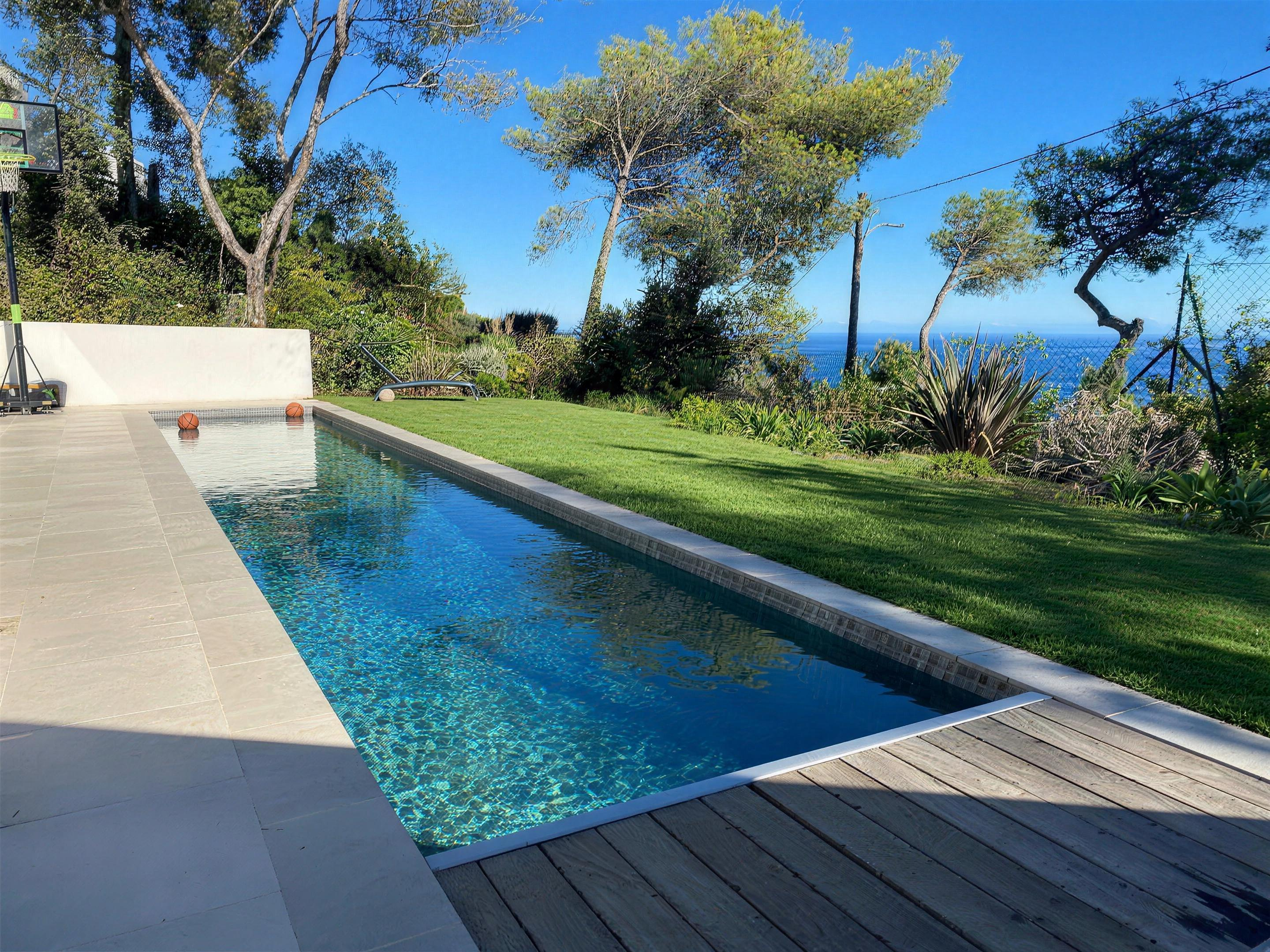 Piscine de villa avec vue sur la Mediterranee, Cote d'Azur