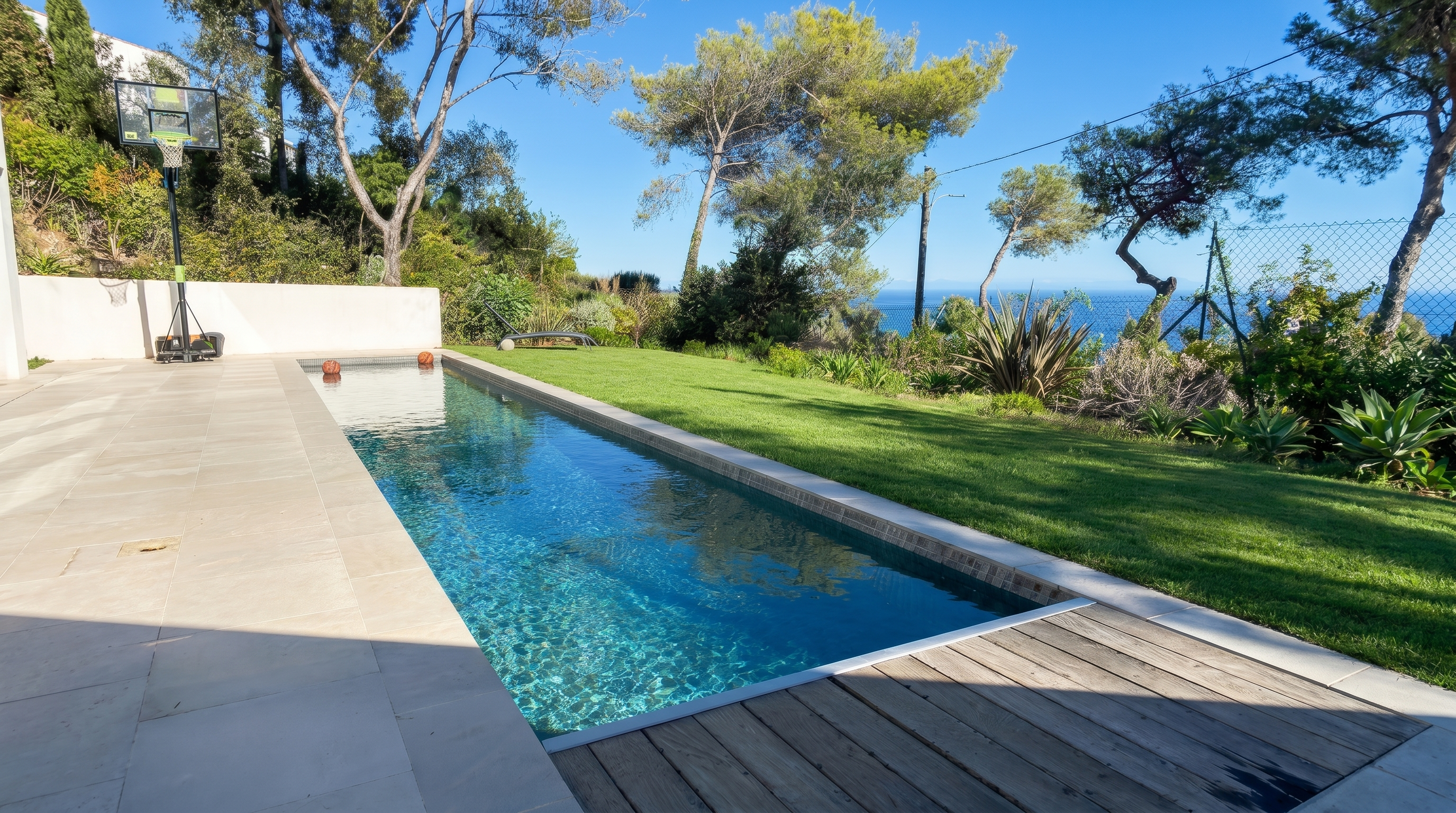 Piscine de villa avec vue mer et jardins landscapés, Nice