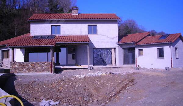 Maison neuve avec couverture en tuiles terre cuite réalisée par Auritoit dans le Cantal