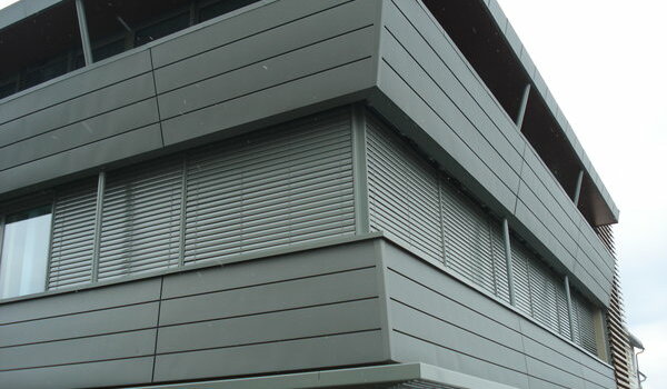 Bardage et habillage en zinc d'un bâtiment, façade contemporaine