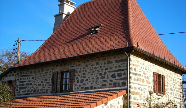 Maison en pierre du Cantal avec toiture en tuiles, restaurée par Auritoit