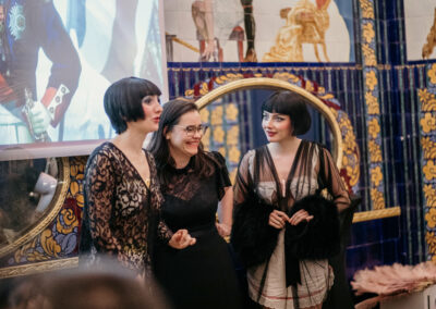 Trois femmes en tenue d'époque devant les céramiques bleues