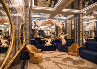 Le grand salon en perspective, fresques en céramique et fauteuils de velours