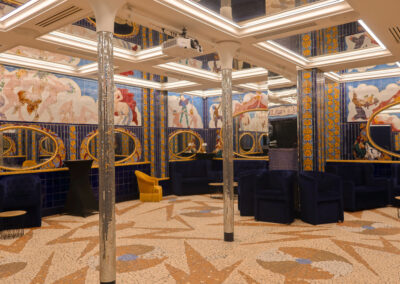 Salon vu en enfilade : fresques murales, miroirs dorés et velours profond