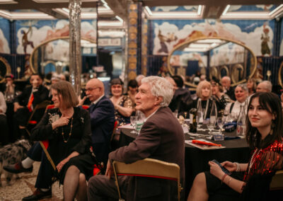 Public installé pour un spectacle dans le salon en céramique