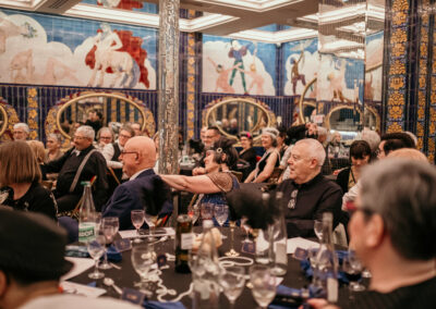 Dîner de gala dans le grand salon, tables dressées devant les fresques