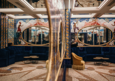 Reflet doré et céramiques d'époque dans le grand salon