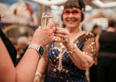 Invités qui trinquent au champagne en tenue de soirée