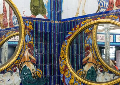 Céramiques d'époque bleu et or et miroirs gravés au nom d'Aux Belles Poules