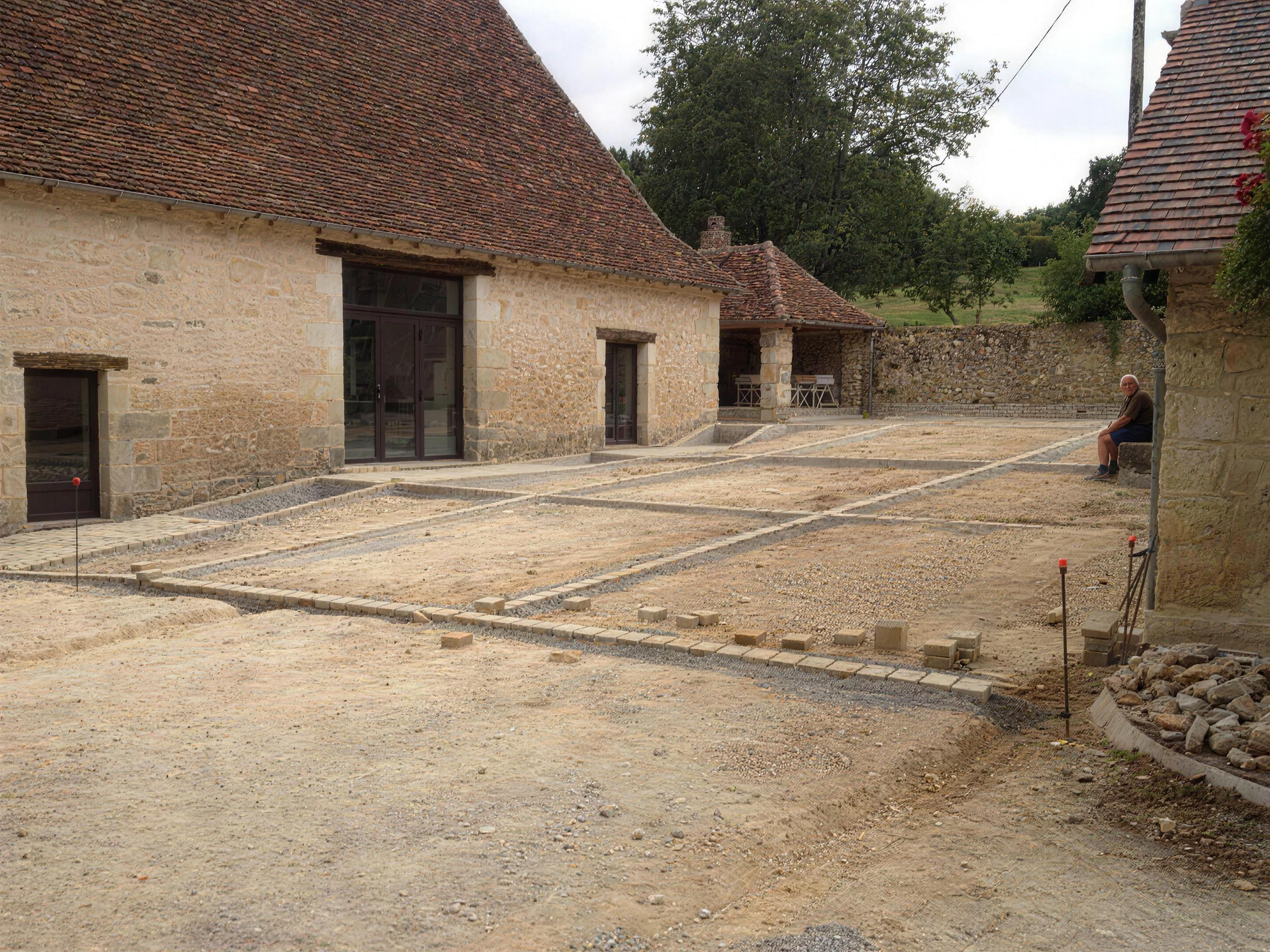 Cour de maison périgordine aménagée