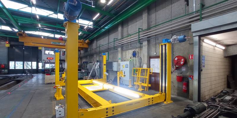 Machine spéciale en cours de montage dans l'atelier sous pont roulant
