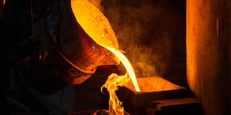 Coulée de métal en fusion en chaudronnerie