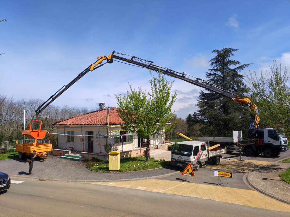 Chantier de couverture Legrand Aurélien : grue déployée au-dessus d'un toit en Charente