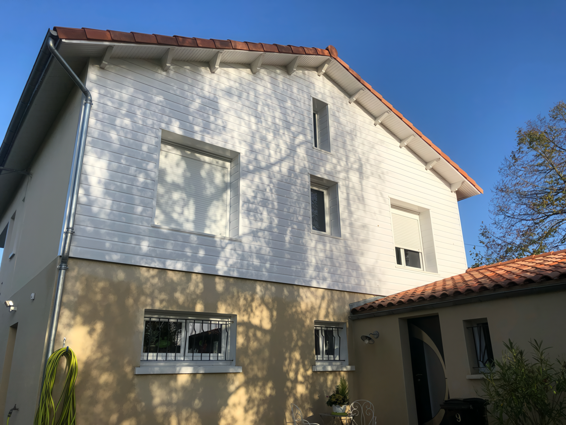Maison avec bardage et couverture tuile, Charente