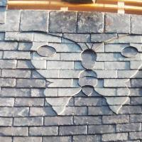 Motif papillon intégré à une couverture en ardoise
