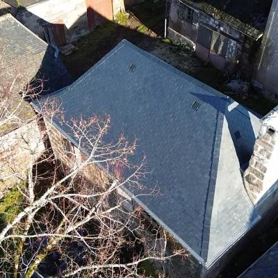 Toiture en ardoise rénovée, vue aérienne d'un chantier en Corrèze