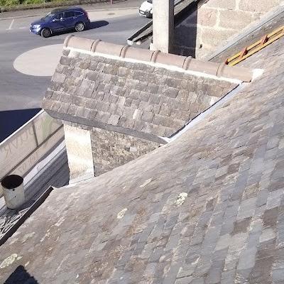 Toiture en ardoise à plusieurs pentes avec faîtage neuf