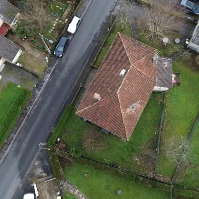 Vue aérienne d'une maison corrézienne et de sa toiture en tuiles