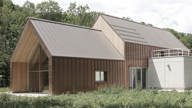 Maison Rivière, bois et zinc en lisière de forêt