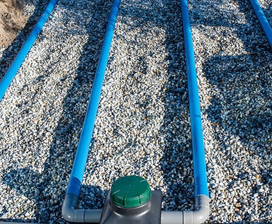 Réseau d'assainissement enterré avec drains et regard