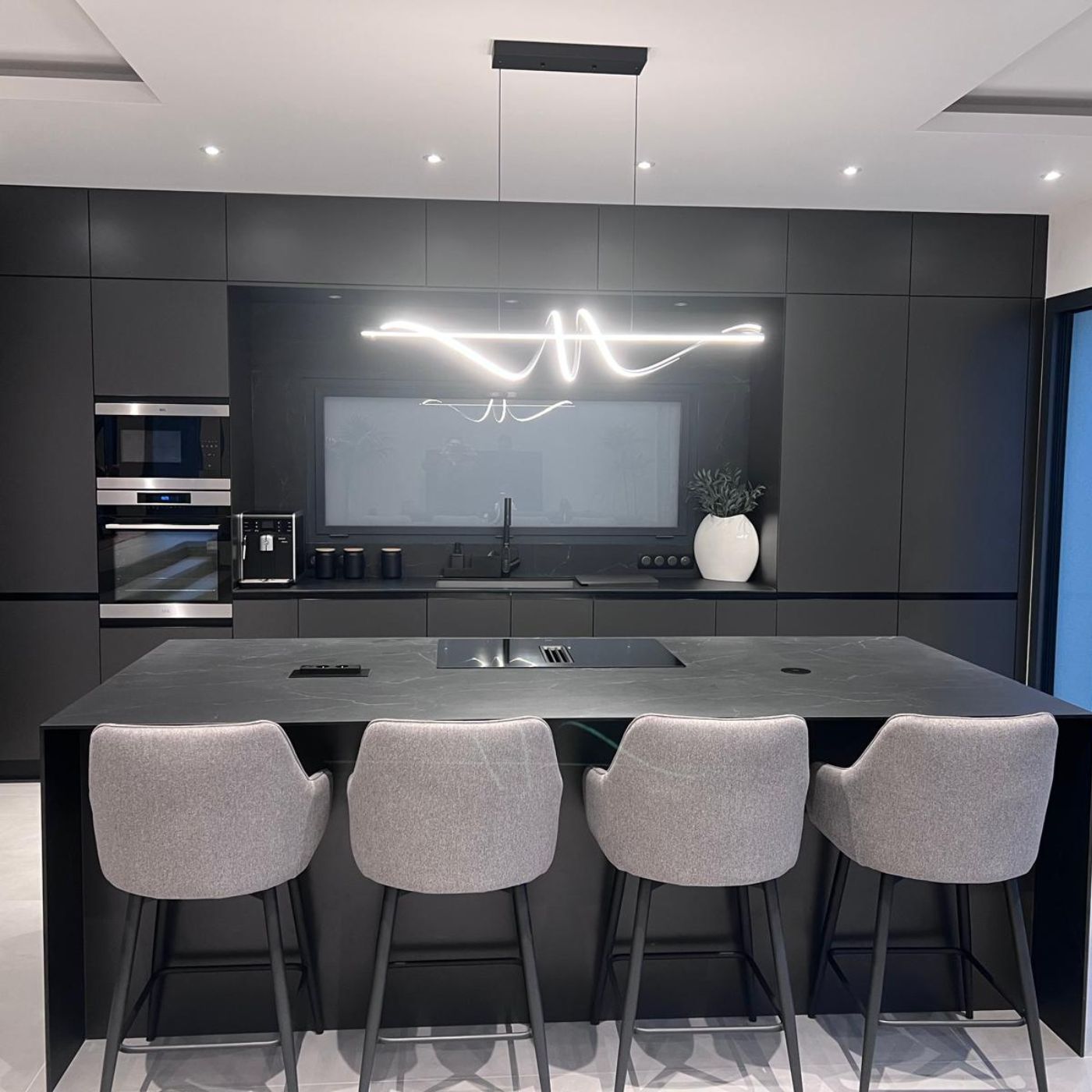 Cuisine DG Cuisine graphite mat avec îlot et quatre assises
