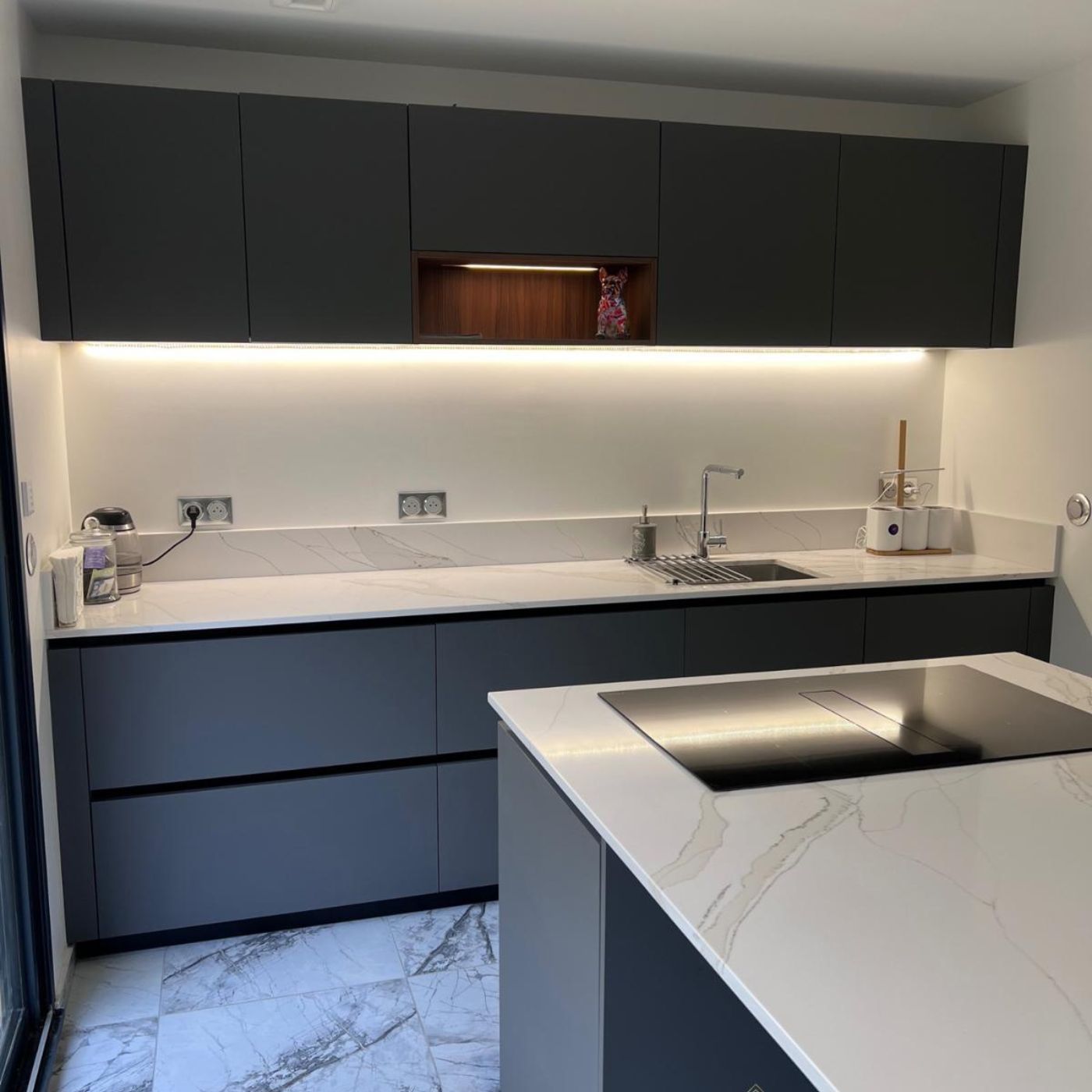 Cuisine DG Cuisine graphite avec plans en quartz clair