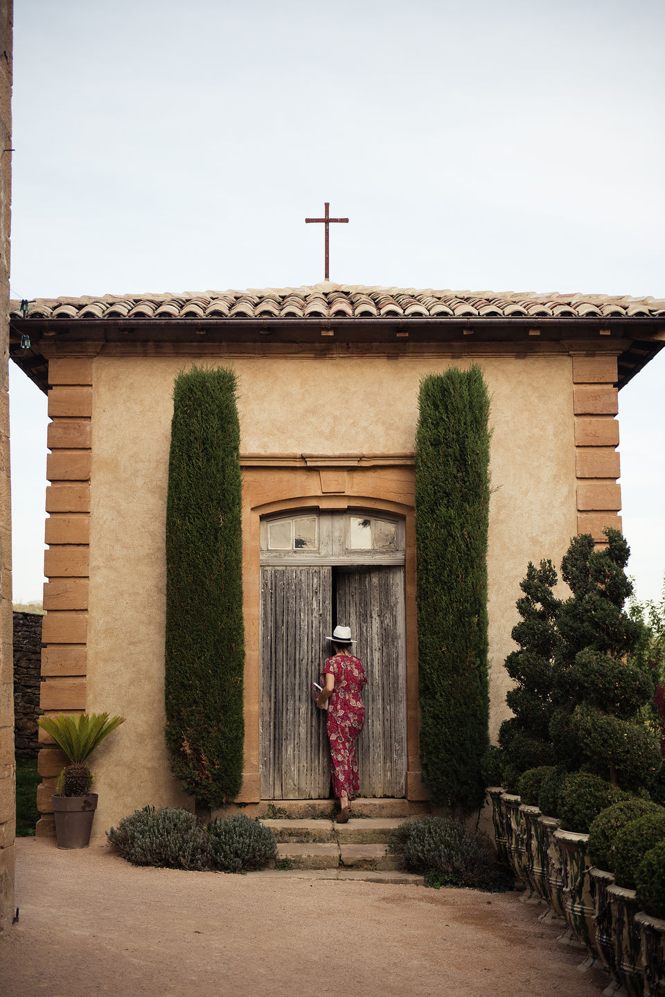 La chapelle du domaine, sa croix et ses cypres tailles