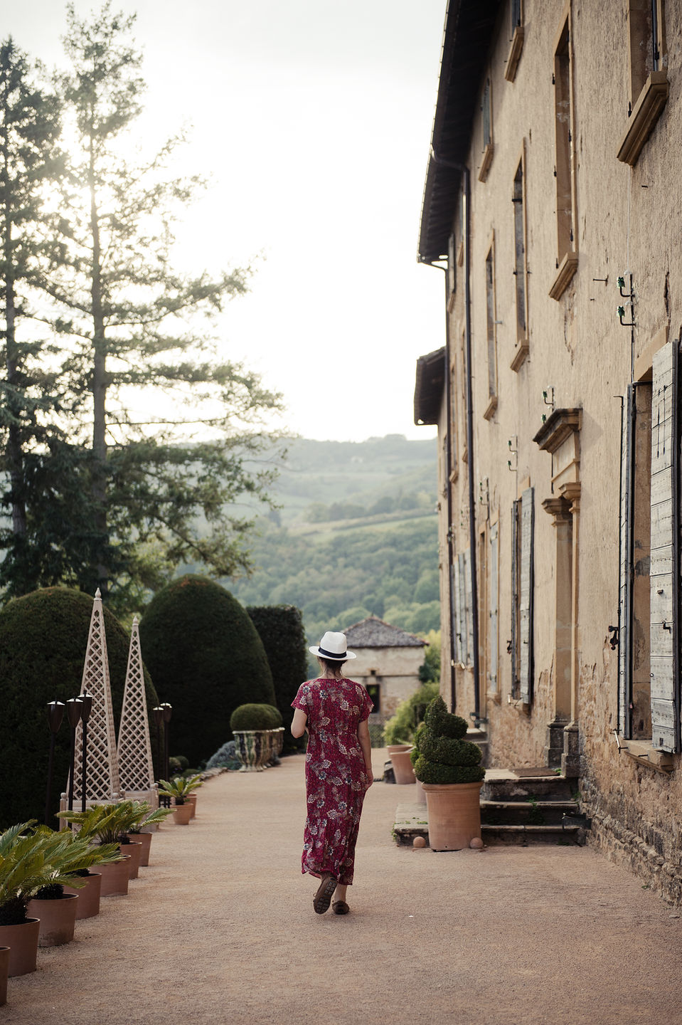 L'allee le long du manoir, vue sur la vallee a la lumiere doree