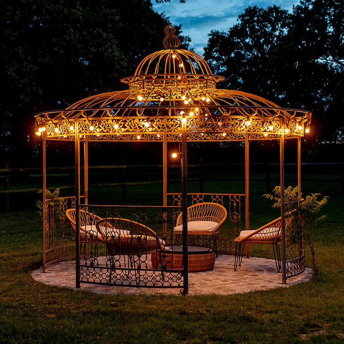Gazebo illuminé de nuit dans le parc du domaine