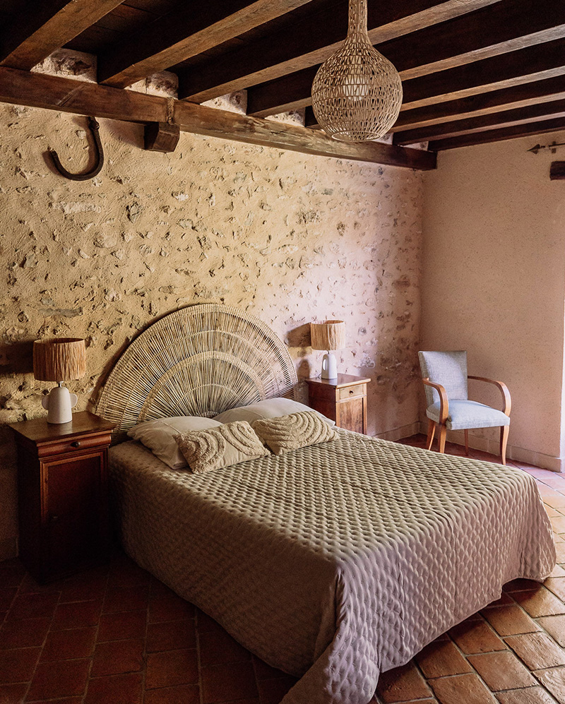 Chambre avec murs en pierre et tommettes
