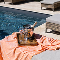 Piscine et champagne en terrasse