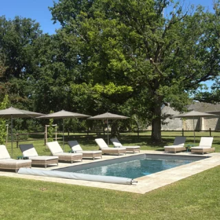 Vue d'ensemble du parc avec piscine