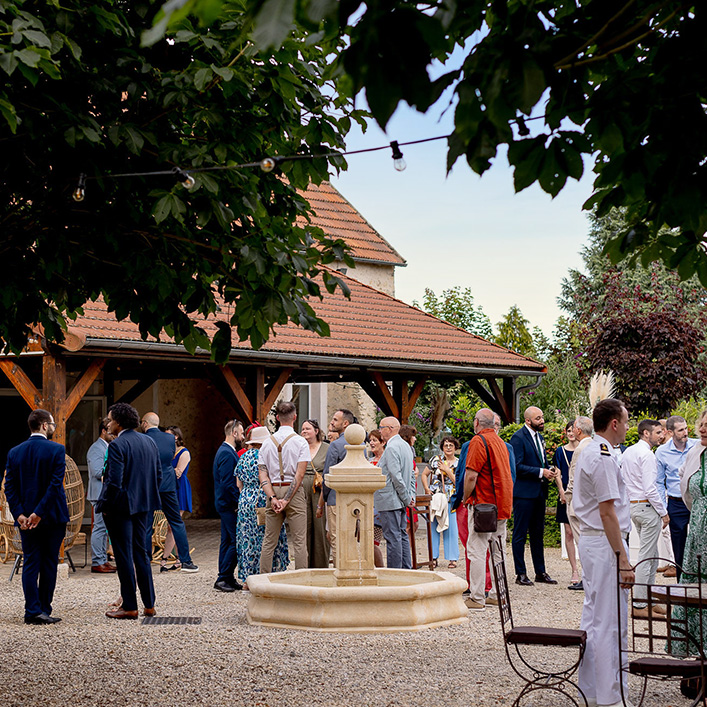 Cocktail de mariage dans le parc du domaine