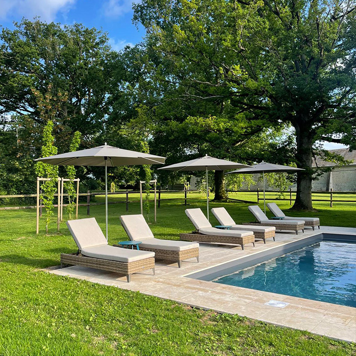 Piscine et terrasse du domaine