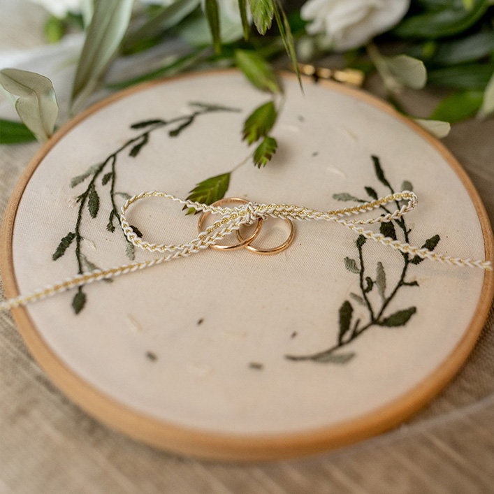 Alliances de mariage sur coussin brodé