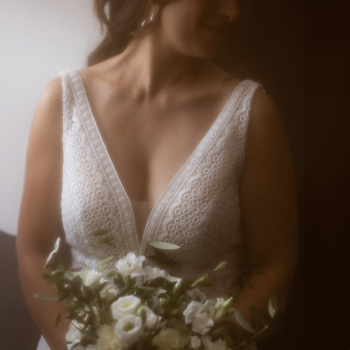 Mariée avec bouquet de fleurs blanches