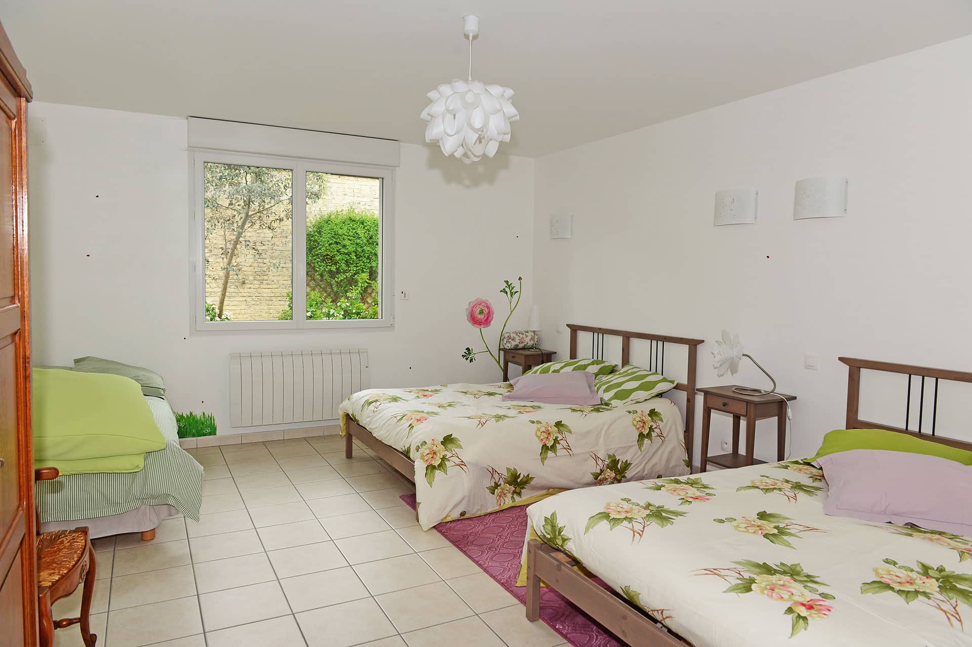 Chambre d'hôtes lumineuse avec vue sur le jardin