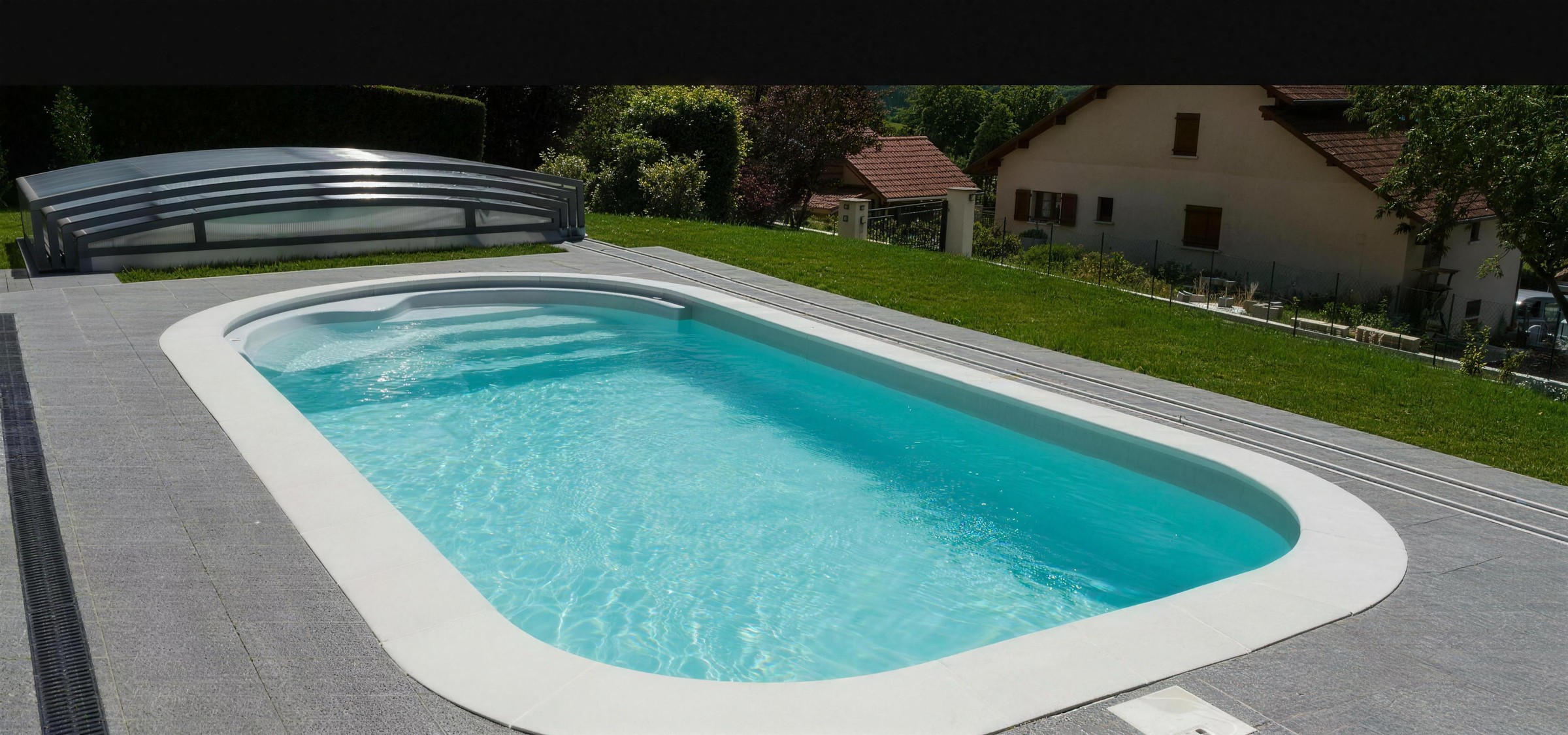 Piscine rectangulaire EAUSOL avec abri bas et grande pelouse