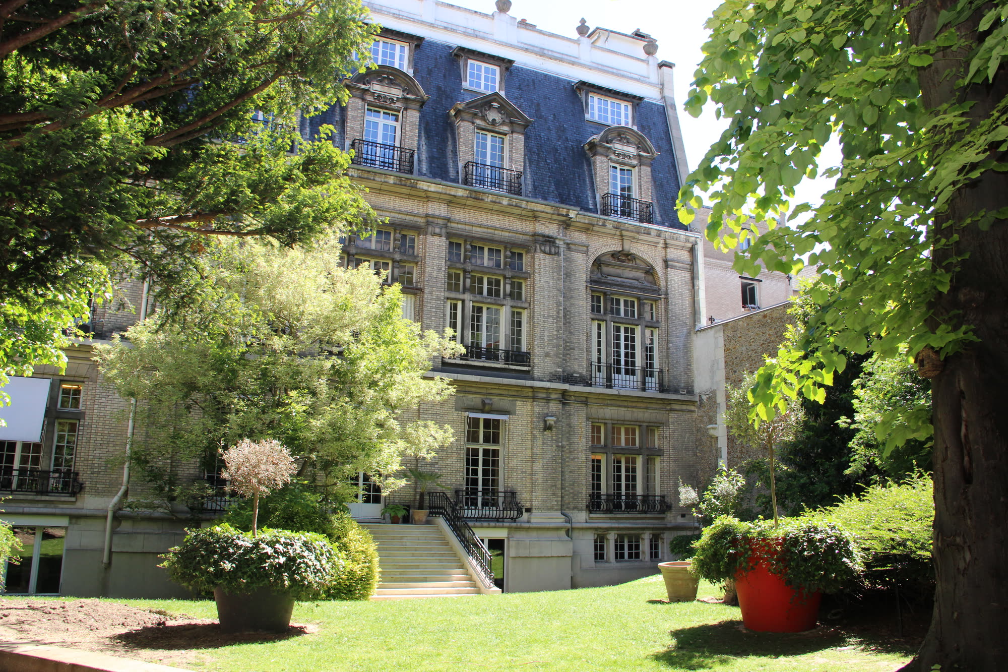 L'hotel particulier d'Espace Hamelin et son jardin, au coeur du 16e arrondissement de Paris