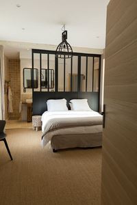 Salle La Source, chambre rénovée avec verrière atelier et parquet