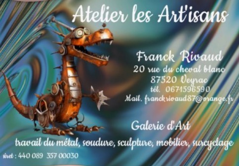 Sculpture d'une créature façon dinosaure réalisée en métal récupéré et vieux outils