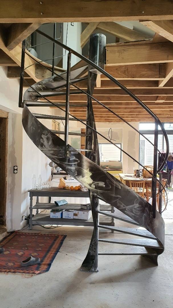 Escalier hélicoïdal en fer forgé, fabriqué à la main dans l'atelier de Franck Rivaud