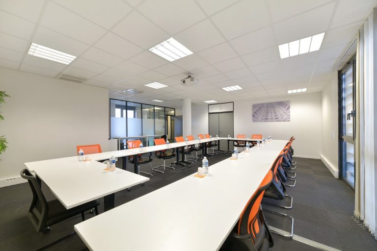 Grande salle de réunion en U, baies vitrées