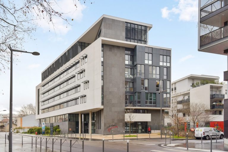 Façade du bâtiment du G2C Business Center à Lyon