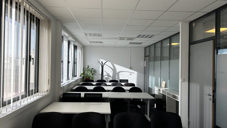 Bureau lumineux avec vue dégagée sur la ville