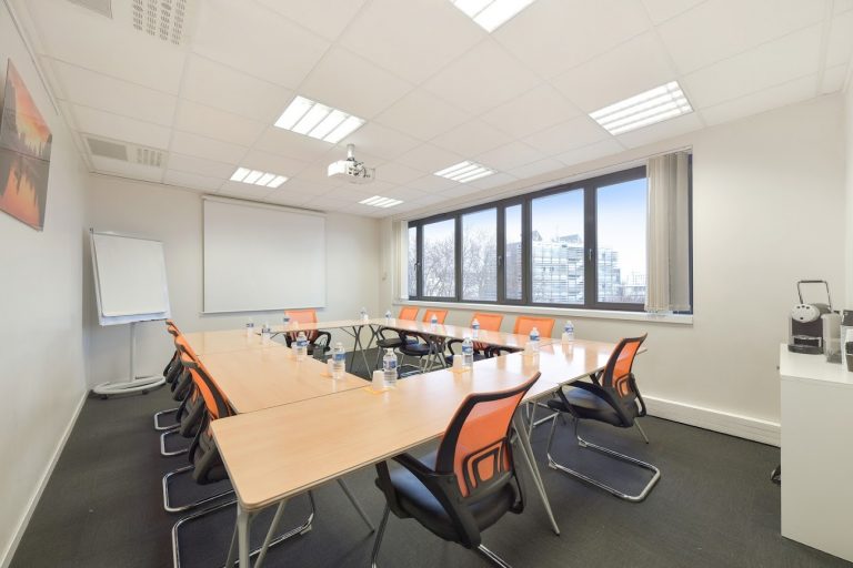 Salle de réunion équipée d'un projecteur